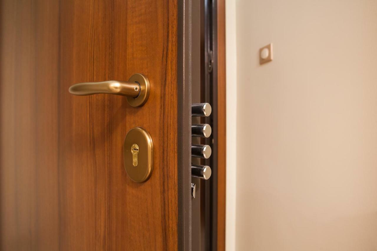Pretty Rooms In Gold And Blue Apartment In Safe Central Area Афины Экстерьер фото